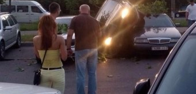 Пьяный водитель наехал на дерево, а по нему на крышу другого автомобиля