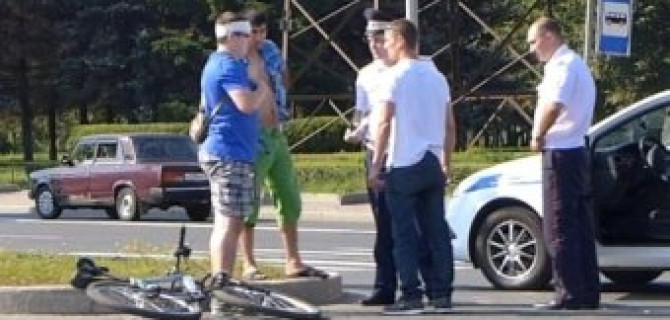 На перекрестке Пискаревского и Блюхера автомобиль Volvo наехал на велосипедиста