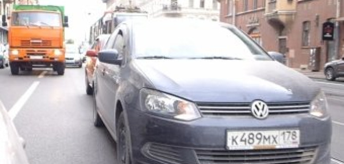 Очередная утренняя авария на проспекте Добролюбова на трамвайных путях