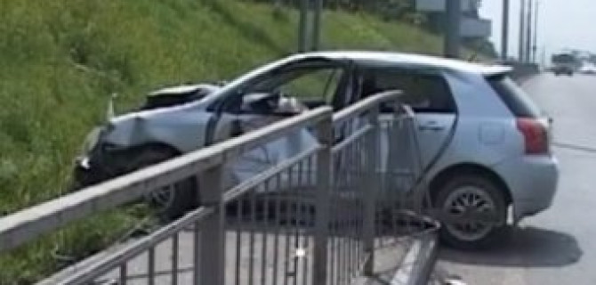 ДТП в Владивостоке - легковой автомобиль вылетел с трассы и проломил ограждение