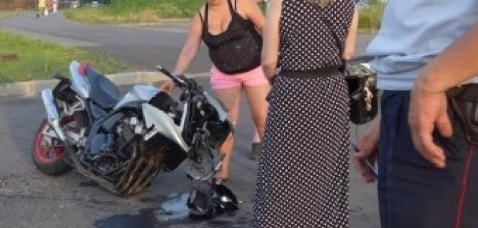 Мотоциклист разбился о борт минивэна на улице Чекистов