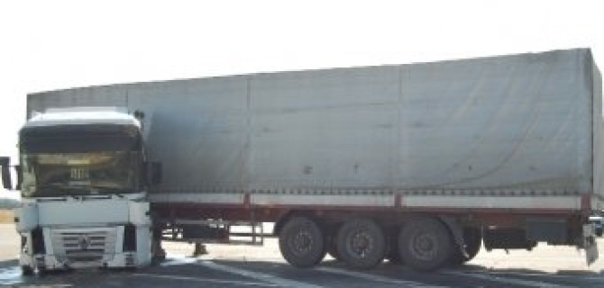 Огромная фура Renault пробила заграждения на блок-посту в Мелитополе