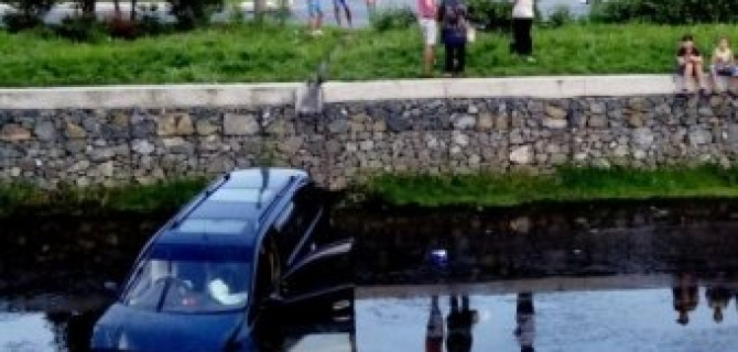 В Дальневосточном городе Находка в местную реку упал автомобиль