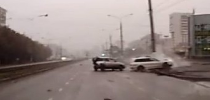 ДТП в Магнитогорске "Митсубиши" на огромной скорости врезается в другой автомобиль