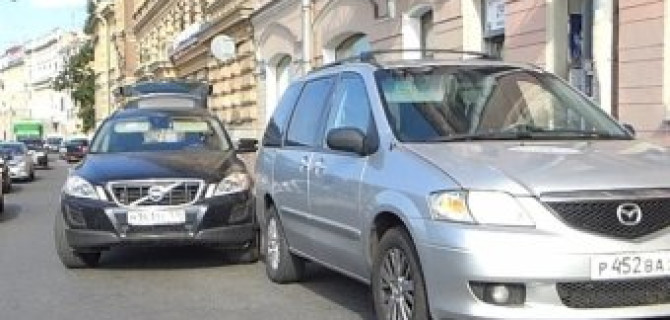 На набережной Фонтанки кроссовер Volvo XC90 наехал на припаркованный минивэн Mazda 
