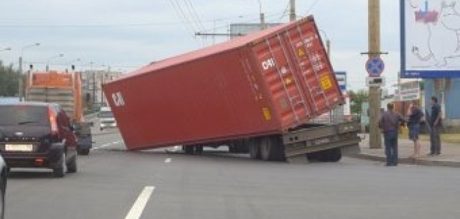 Контейнер сорвался с платфромы грузовика на виадуке на Маршала Жукова