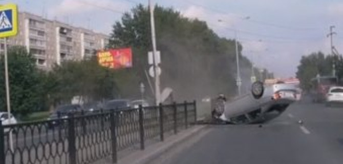 Иномарка, пробив ограждение, вылетела на встречку и перевернулась на крышу