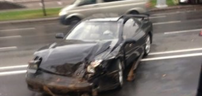 Спорт-купе Mitsubishi 3000GT врезался в Гелендваген, отчего тот опрокинулся на тротуар и газон