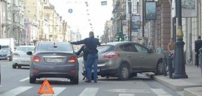 ДТП на Литейном проспекте - маленький Solaris врезался в Megane на пешеходнике
