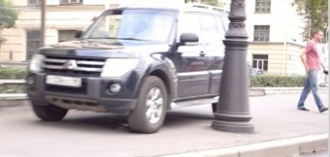 Странная история - водителя внедорожника, заехавшего на пешеходный тротуар, сильно стошнило 