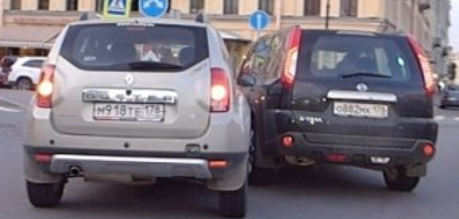 Два кроссовера навалились друг на друга на круговом движении на площади Ломоносова