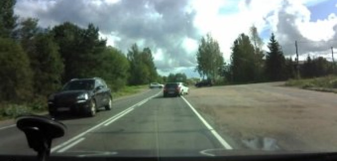 Два автомобиля нарушили ПДД и спровоцировали ДТП на Выборгском ш.