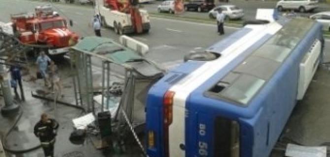 Пассажирский автобус перескочил с одной дороги на другую и опрокинулся набок