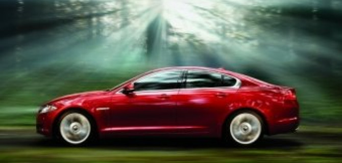 При покупке Jaguar XF и Jaguar XJ с интуитивной системой полного привода клиенты Авто АЛЕА получают зимние шины и колеса в сборе за счет автосалона