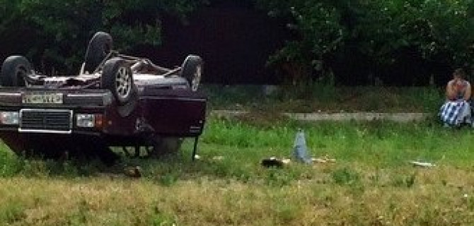 На трассе Уйск - Новоминская автомобиль ВАЗ после столкновения с рефрежиратором опрокинулся на крышу