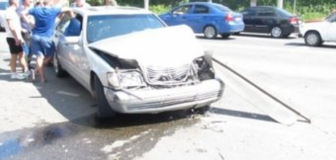 Грузовая "Газель", при попытке развернуться, столкнулась с легковым Mercedes-Benz