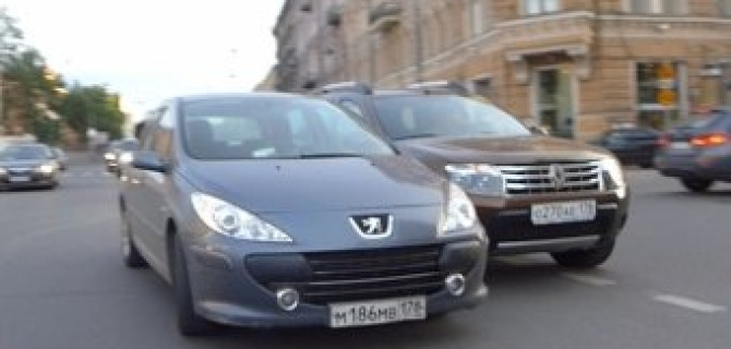 Два легковых "француза" столкнулись у БКЗ вечером в четверг