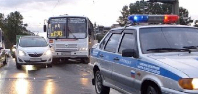 На Каменноостровском мосту рейсовый автобус врезался в Opel 