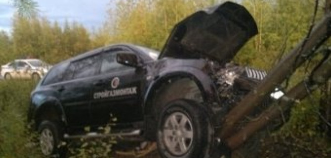 На трассе Салехард - Сургут внедорожник слетел с дороги и повис на дереве