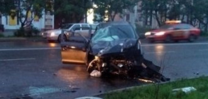 Ранним утром в Мурманске пьяные ребята на Mitsubishi устроили массовую аварию