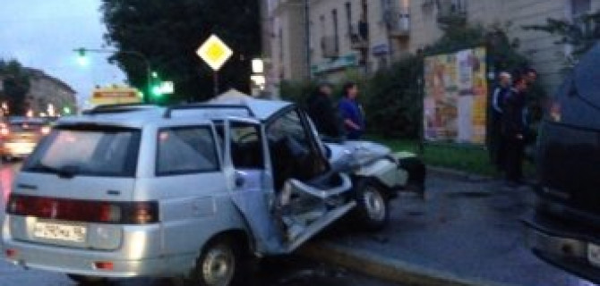 Трагедия на проспекте Энгельса - при левом повороте на Калязинскую улицу в столкновении с внедорожником погиб водитель автомобиля ВАЗ