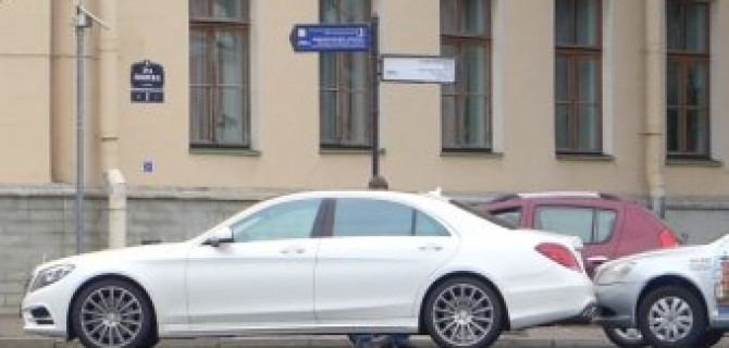 Пинг-понг на набережной Шмидта: подающий - Daewoo Nexia, принимающий - Mercedes-Benz 