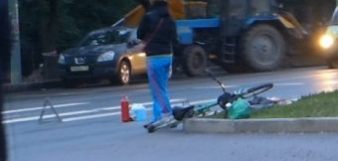 Land Cruiser с номерами А-серии наехал на велосипедиста напротив Озерков