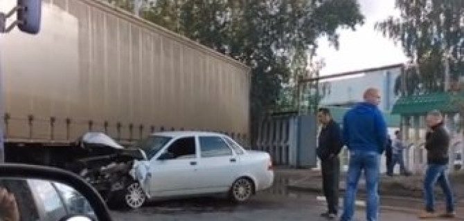 Водитель ВАЗа не сумел затормозить и врезался в длинномер