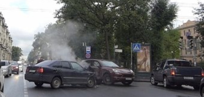 Девушка на Порше Кайенн повернула налево не глядя! 