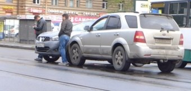 ДТП на проспекте на выезде с парковки у гипермаркета Светлановский на трамвайных путях 