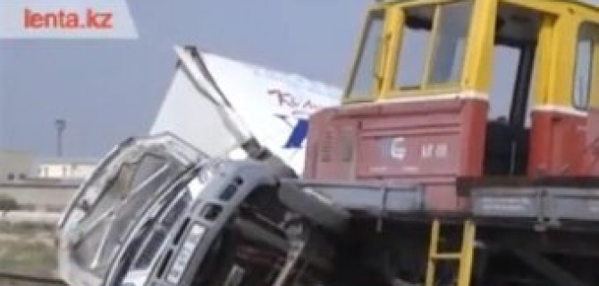 Железнодорожная спец-дрезина врезалась в грузовую "Газель"