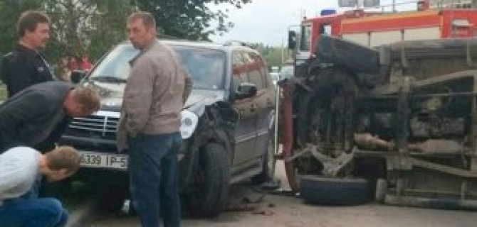 Пьяные ребята на Opel Frontera врезались в припаркованный кроссовер