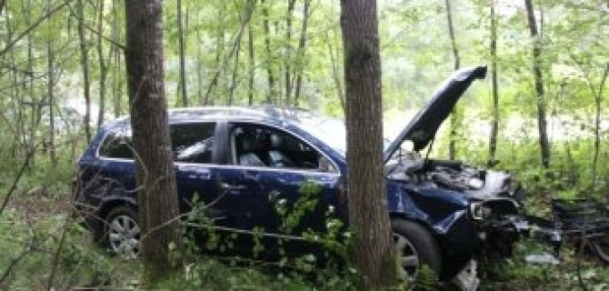 Водитель "Фольксвагена" начал терять сознание за рулем и съехал с дороги в лесополосу