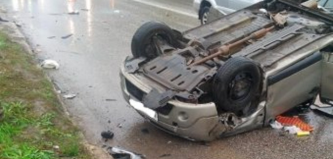 Два "Рено" столкнулись в Перми, один из них перевернулся на крышу