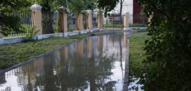 Прорыв воды в Невском районе Петербурга - жилой дом на осадном положении.