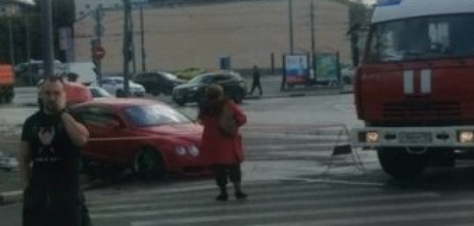 Московские картинки - Bentley под обломками карниза дома