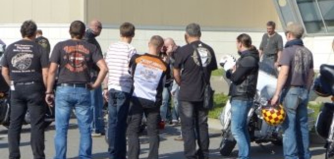 Байкеры, владельцы "Харлеев" провели соревнование на самый медленный проезд дистанции