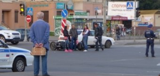 Легковушка (предположительно Opel Astra) сбил мотоциклиста и быстро уехал с места ДТП