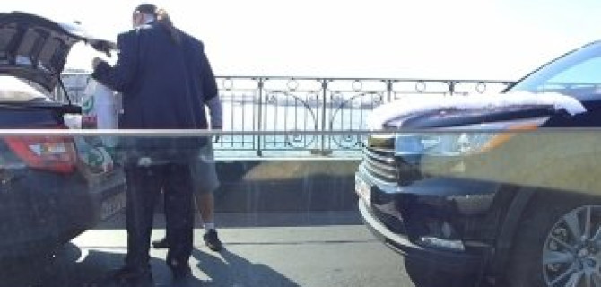 Свадебный автомобиль попал в небольшое ДТП на Троицком мосту