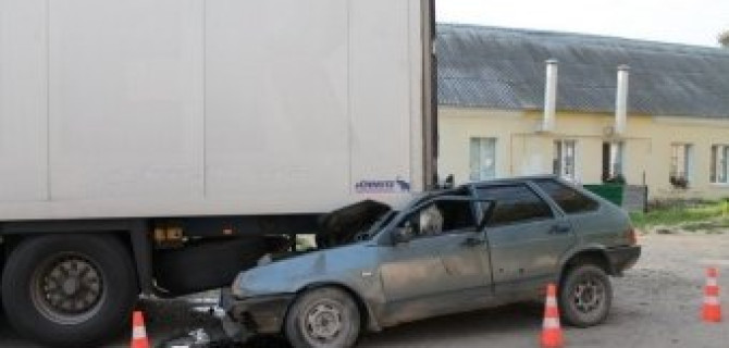 Пьяный молодой человек не имеющий водительского удостоверения, врезался в стоящую фуру