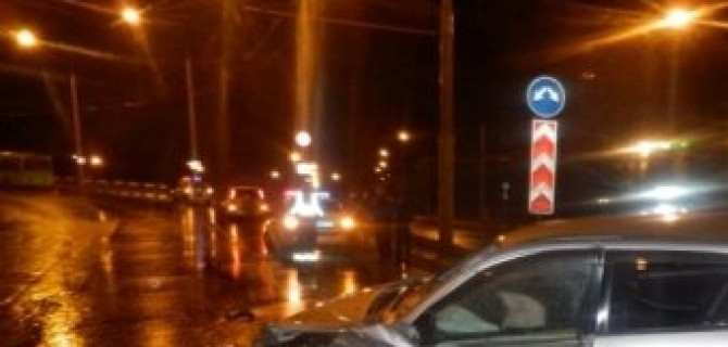 Легковой "Ниссан" столкнулся с встречным Toyota а потом с грузовиком МАЗ