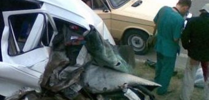 В массовой аварии на Типанова микроавтобус вылетел на газон через ограждение