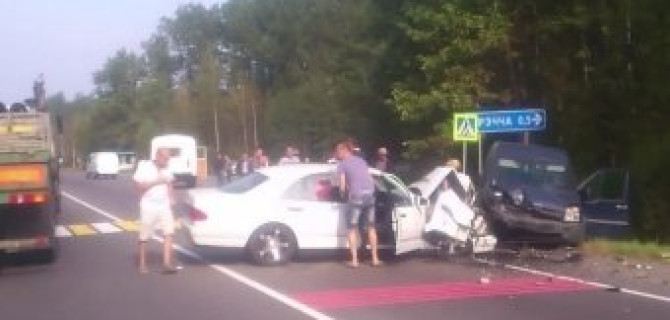 Микрофургон Ford Tourneo и седан Mercedes-Benz столкнулись в лобовую в Белоруссии