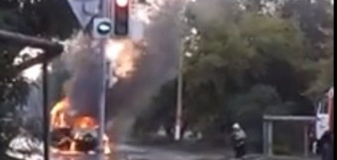 Маршрутное такси, микроавтобус марки "Газель", сгорел в центре города Уральск. 