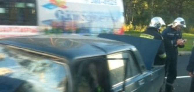 Лобовое столкновение на проспекте Ветеранов с участием автомобиля ВАЗ
