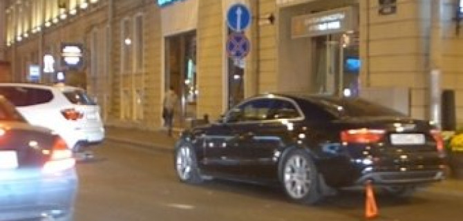 AUDI A5 с номером 005 врезался в BMW Х-Series с номером 001 