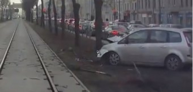 Видеорегистратор на трамвае заснял последствия ДТП на Московском проспекте