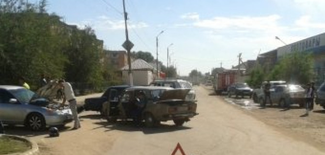 Скутер врезался в "Жигули" в Астраханской области