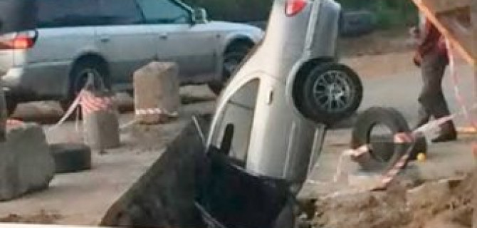 Иномарка упала в траншею и застряла в ней в вертикальном положении