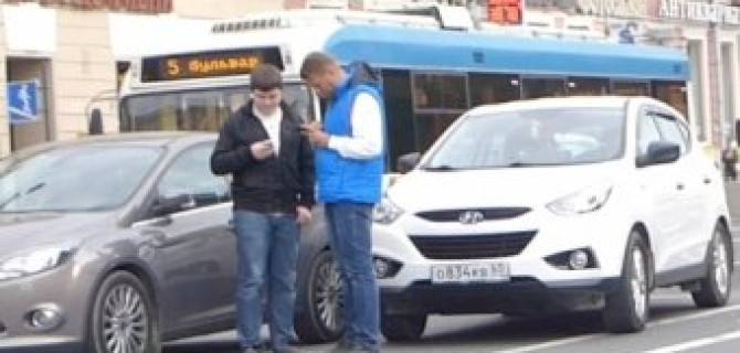 Ford Focus и Hyundai iX Series навалились бортами друг на друга на Невском проспекте